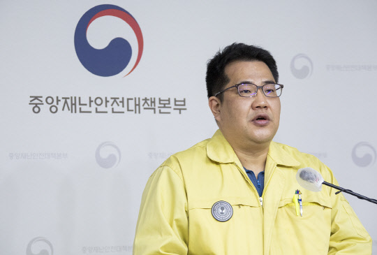 지난달 29일 정부세종청사에서 코로나19 대응 비대면 정례브리핑을 하고 있다. <연합뉴스>